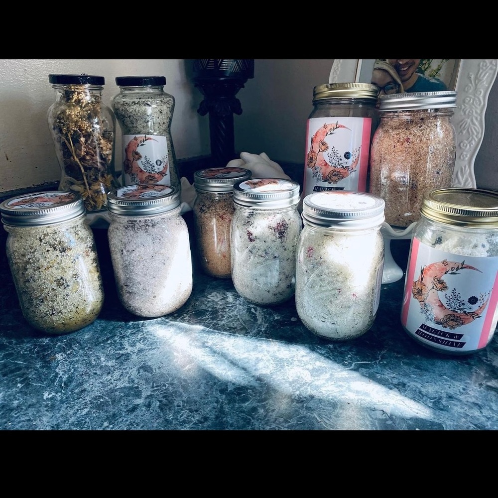 Metaphysical sugar scrubs, bath soaks, witchy jewelry & crystals! 💎🌸